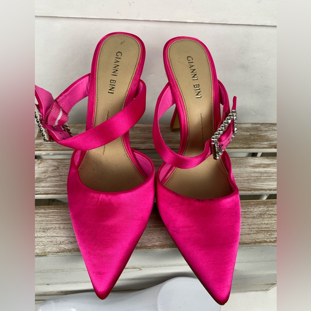 Gianni Bini Hot Pink Fuschia Satin jeweled heels with curvy heel size 7M Barbie - Picture 3 of 13